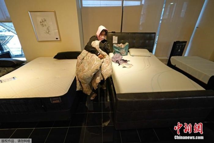 當(dāng)?shù)貢r(shí)間2月17日，美國(guó)得州的一家畫(huà)廊兼家具店內(nèi)，大批民眾來(lái)此避寒取暖，其中不乏一些人帶著被子來(lái)過(guò)夜。美國(guó)近日遭遇極寒天氣侵襲，多地氣溫創(chuàng)近年新低，其中得州災(zāi)情最嚴(yán)重，暴風(fēng)雪導(dǎo)致電網(wǎng)在酷寒中癱瘓，約400萬(wàn)居民家中長(zhǎng)時(shí)間停電。美國(guó)國(guó)家氣象局表示，得州休斯敦等地的氣溫甚至比靠近北極圈的阿拉斯加還要低。