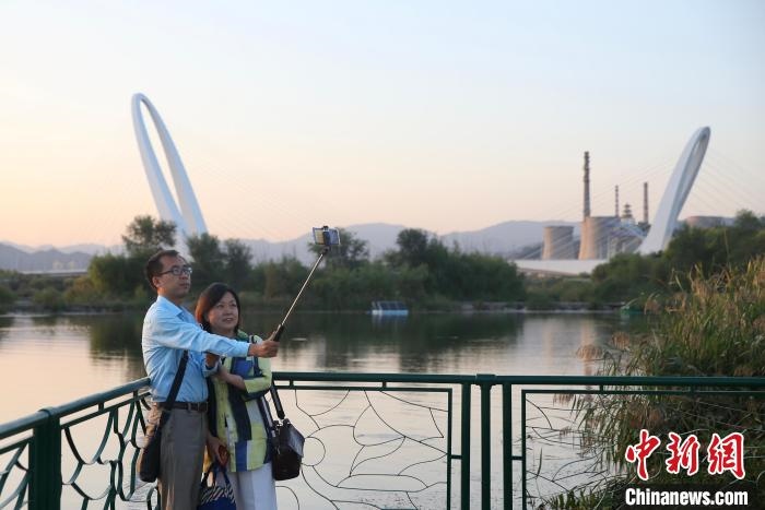 10月1日，北京冬奧公園內(nèi)的游客?！?lt;a target='_blank' href='http://www.chinanews.com/'>中新社</a> 易海菲 攝