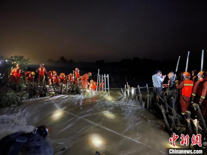消防員分成左右兩路，同時發(fā)起決口封堵總攻?！￠Z旭輝 攝