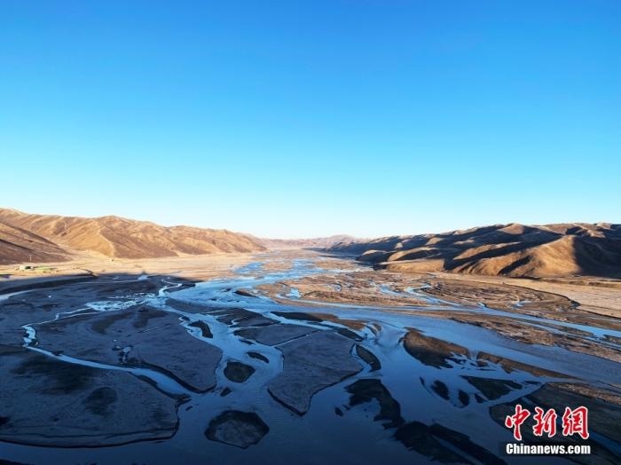 果洛州達(dá)日縣境內(nèi)的黃河。青海省果洛州地處三江源腹地，黃河在果洛境內(nèi)蜿蜒760公里，是“中華水塔”的重要組成部分和國家重要的生態(tài)安全屏障。<a target='_blank' href='http://www.chinanews.com/'>中新社</a>記者 孫睿 攝