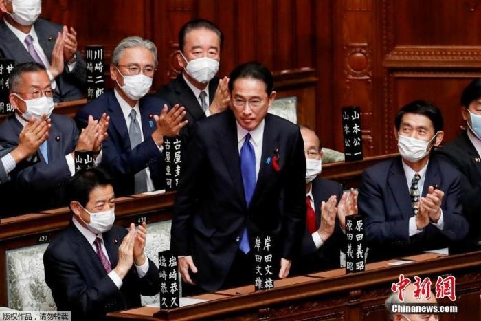 當(dāng)?shù)貢r(shí)間10月4日，日本自民黨總裁岸田文雄經(jīng)過(guò)眾院全體會(huì)議的首相指名選舉成為第100任首相。圖為岸田文雄（中）起身致謝。