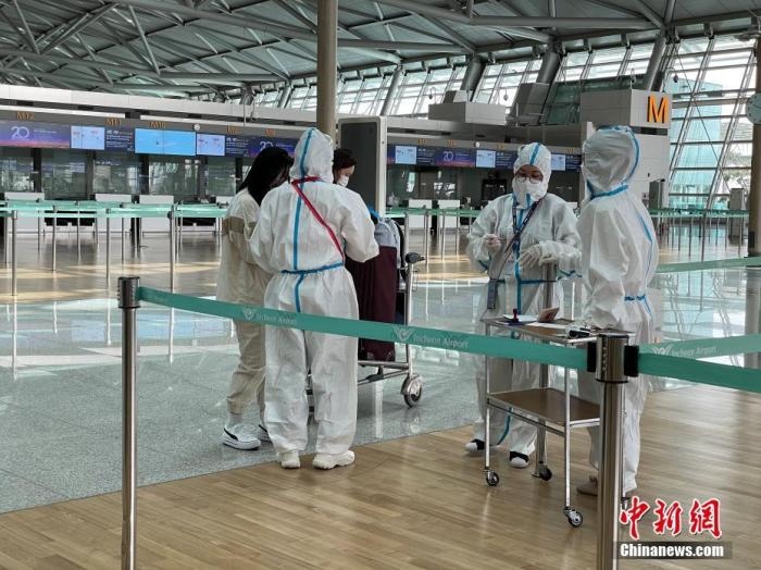 資料圖：韓國仁川國際機場工作人員嚴格執(zhí)行防疫措施。<a target='_blank' href='http://www.chinanews.com/'>中新社</a>記者 劉旭 攝　