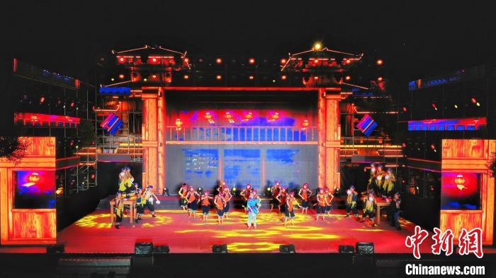 2021昭君文化旅游活動(dòng)專場晚會(huì)現(xiàn)場?！≈苄橇?攝