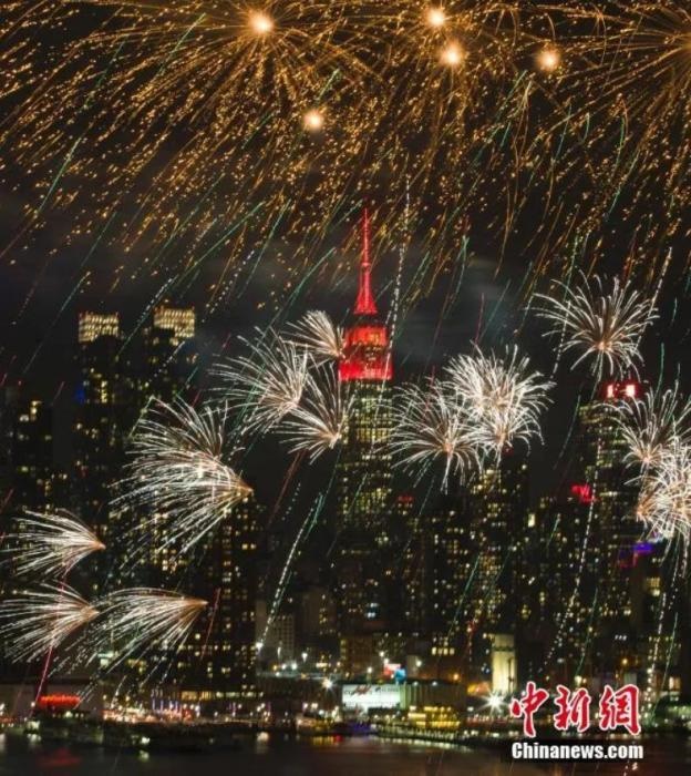 　　2018年，中國駐紐約總領(lǐng)事館前的哈德遜河上空燃放起焰火，慶祝中國狗年春節(jié)。