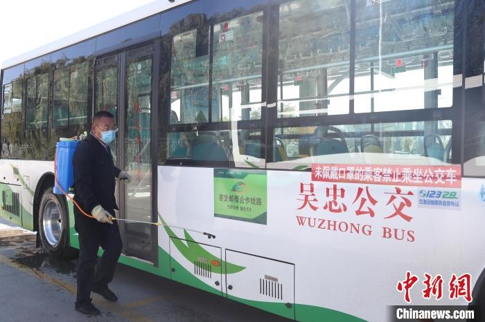 工作人員正在對公交車進(jìn)行消殺?！∮诰?攝