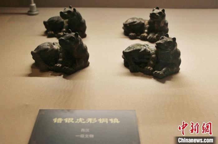 一級文物錯銀虎形銅鎮(zhèn)。　趙曉 攝