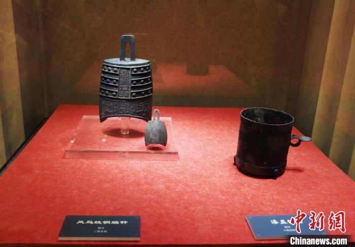 二級文物西漢鳳鳥紋銅編鐘、漆蓋銅卮?！≮w曉 攝