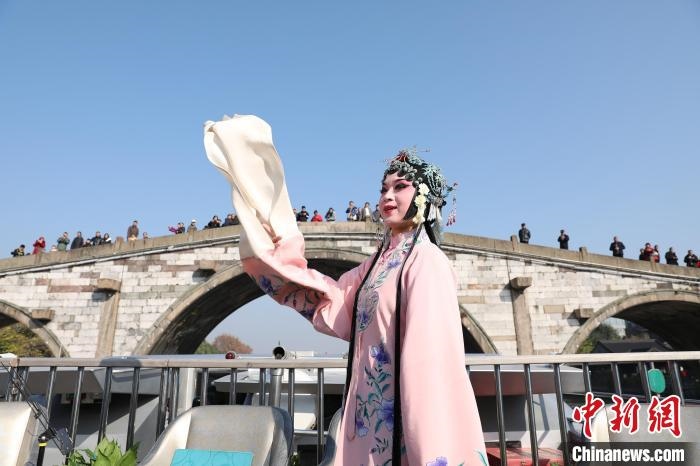 2019京杭對(duì)話的大運(yùn)河京杭雅集活動(dòng)中，浙江昆劇團(tuán)國(guó)家一級(jí)演員楊崑在中國(guó)大運(yùn)河(杭州段)上進(jìn)行表演?！⌒燔?攝 攝
