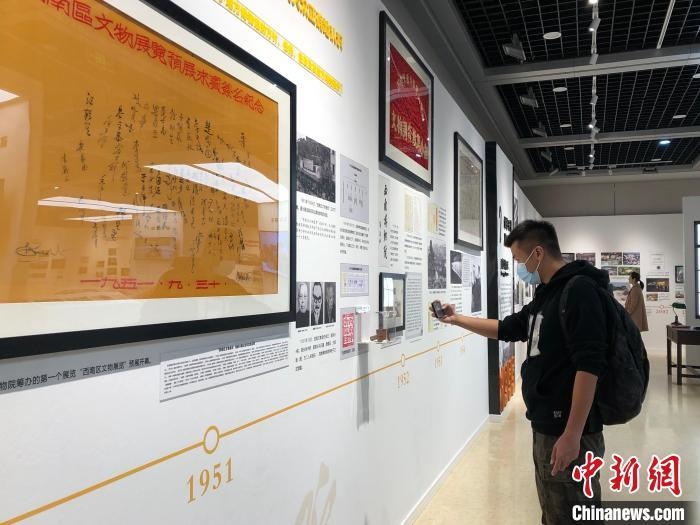 圖為市民參觀特展“我們：和博物館一起走過(guò)的日子”。　鐘旖 攝