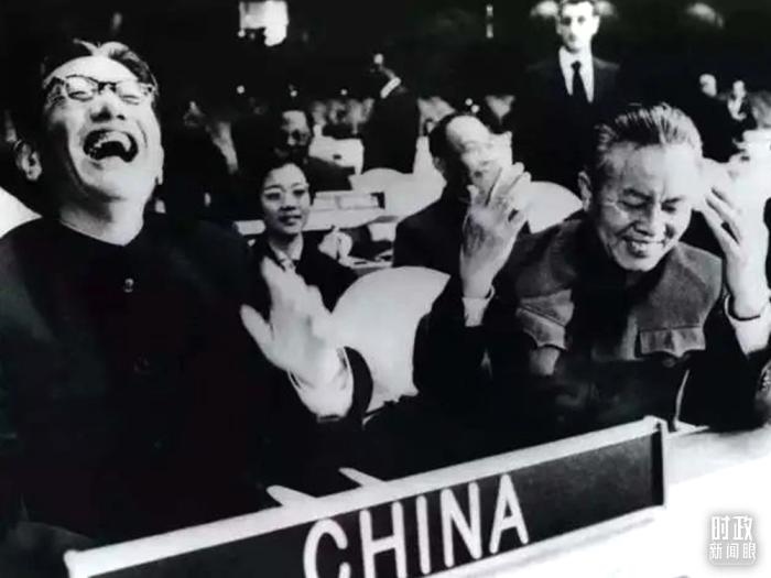 △1971年11月15日，以外交部副部長喬冠華(左一)為團(tuán)長、黃華(右一)為副團(tuán)長的中國代表團(tuán)，首次出現(xiàn)在聯(lián)合國大會(huì)上。(資料圖)
