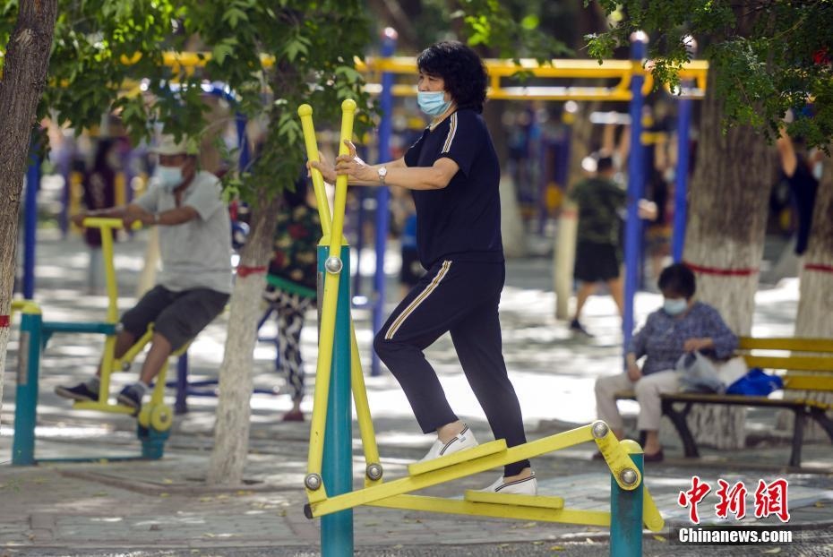 市民在體育公園利用公共健身器械鍛煉身體。 <a target='_blank' href='http://www.chinanews.com/'>中新社</a>記者 劉新 攝