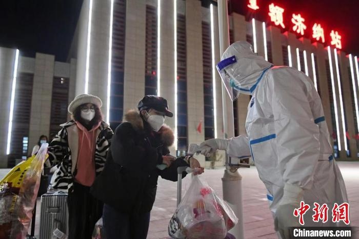 圖為滯留游客被有序轉(zhuǎn)運(yùn)至低風(fēng)險(xiǎn)地區(qū)?！⊥趵?攝