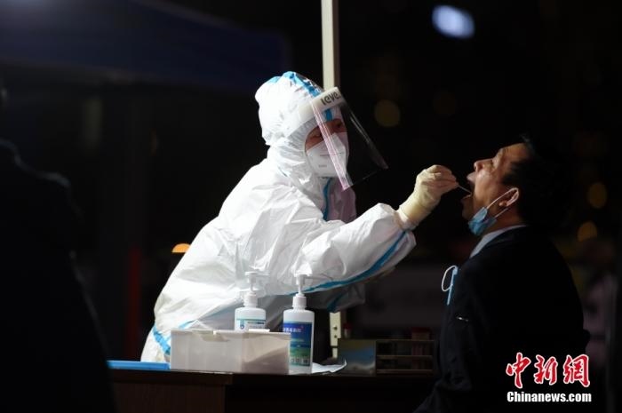 醫(yī)護人員為居民做核酸檢測。 <a target='_blank' href='http://www.chinanews.com/'>中新社</a>記者 何蓬磊 攝