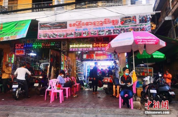 圖為金邊市中心的烏亞西市場，不少店鋪恢復(fù)營業(yè)。 <a target='_blank' href='http://www.chinanews.com/'>中新社</a>記者 歐陽開宇 攝