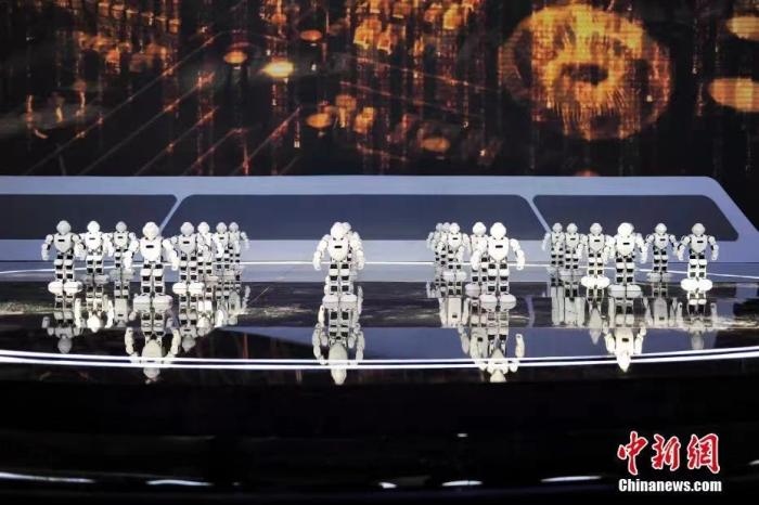 資料圖：2020年11月1日，科幻 科技創(chuàng)新主題論壇在北京舉行。圖為優(yōu)必選機器人科幻秀。<a target='_blank' href='/'>中新社</a>記者 田雨昊 攝