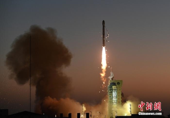 11月23日7時45分，中國在酒泉衛(wèi)星發(fā)射中心用長征四號丙運載火箭，成功將高分三號02星發(fā)射升空。<a target='_blank' href='/'>中新社</a>發(fā) 汪江波 攝 　