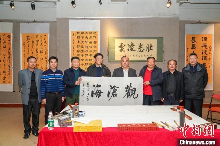 圖為百名將軍書(shū)畫(huà)展活動(dòng)現(xiàn)場(chǎng)?！∷涡憬?攝 攝