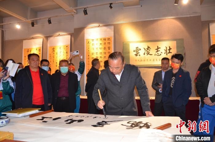 圖為“鐵軍老戰(zhàn)士”、著名書(shū)法家、解放軍報(bào)原副總編輯連俊義少將現(xiàn)場(chǎng)揮毫。　顏新陽(yáng) 攝 攝