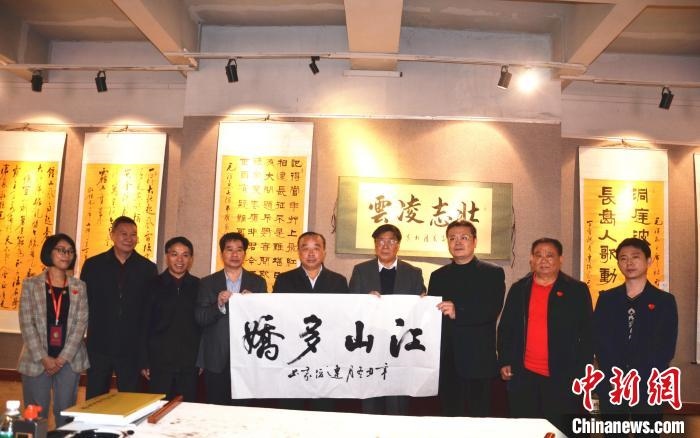 圖為百名將軍書(shū)畫(huà)展活動(dòng)現(xiàn)場(chǎng)?！☆佇玛?yáng) 攝 攝