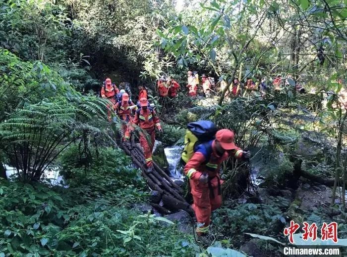 圖為搜救隊員在搜尋失聯(lián)人員。普洱市消防救援支隊供圖