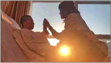 每天早上媽媽醒來后，母女倆都會迎著晨曦握手、擊掌?！∫曨l截圖