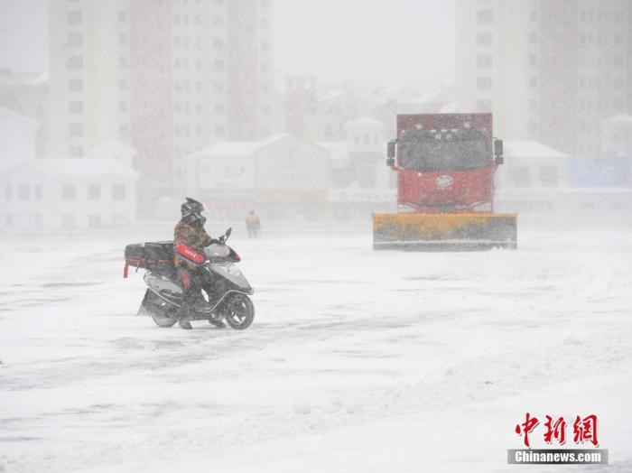 資料圖：市民冒雪出行。 <a target='_blank' href='/'>中新社</a>記者 張瑤 攝