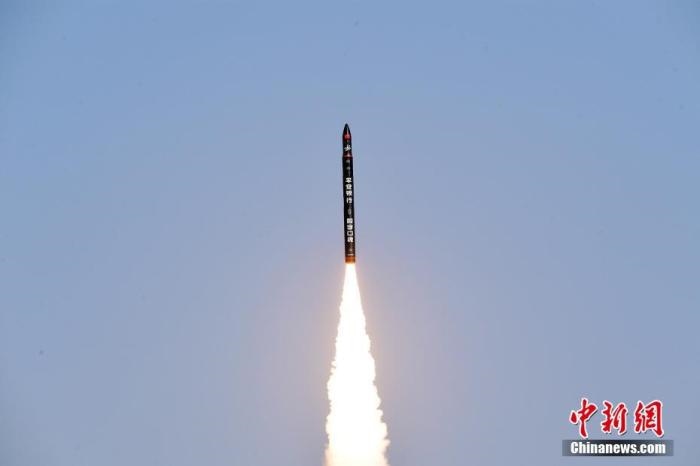北京時間2021年12月7日12時12分，谷神星一號遙二運載火箭在中國酒泉衛(wèi)星發(fā)射中心成功發(fā)射升空，將搭載的天津大學一號、麗澤一號、寶醞號、金紫荊五號、金紫荊一號03星等5顆小衛(wèi)星順利送入預定軌道，發(fā)射任務獲得圓滿成功。汪江波 攝