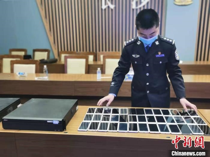 民警展示作案工具?！￠L(zhǎng)沙市公安局供圖
