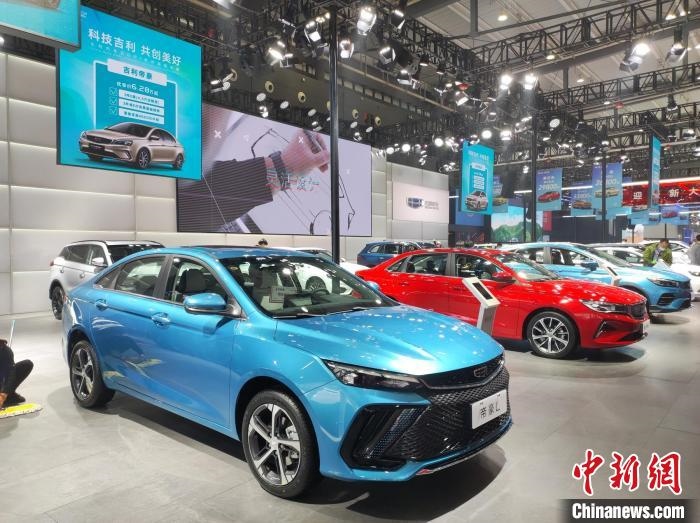 長沙國際車展上展出的汽車?！√菩∏?攝