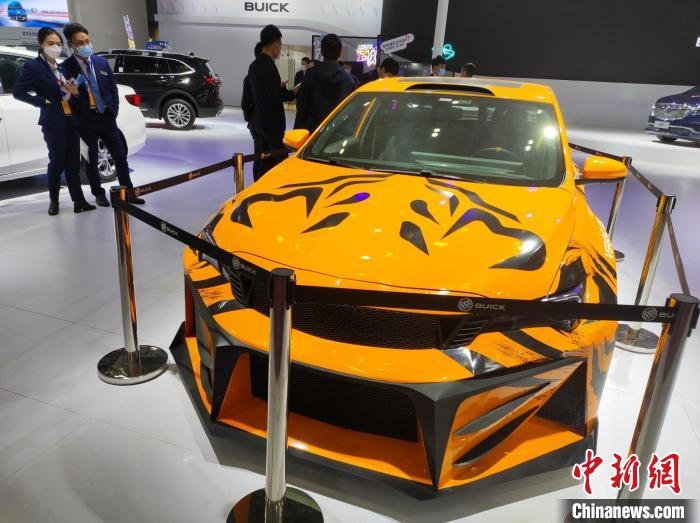 長沙國際車展上展出的汽車?！√菩∏?攝