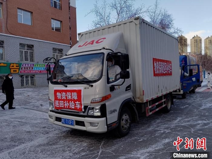 圖為滿洲里物資保障巡回補(bǔ)給車隊(duì)配貨現(xiàn)場(chǎng)。　秦甜偉 攝