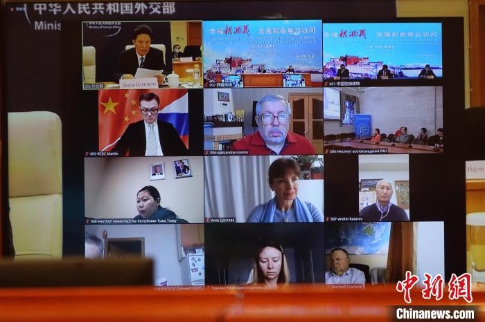 “幸福新西藏、發(fā)展新畫(huà)卷”云訪問(wèn)活動(dòng)在拉薩、北京、莫斯科等地同時(shí)舉行。　冉文娟 攝