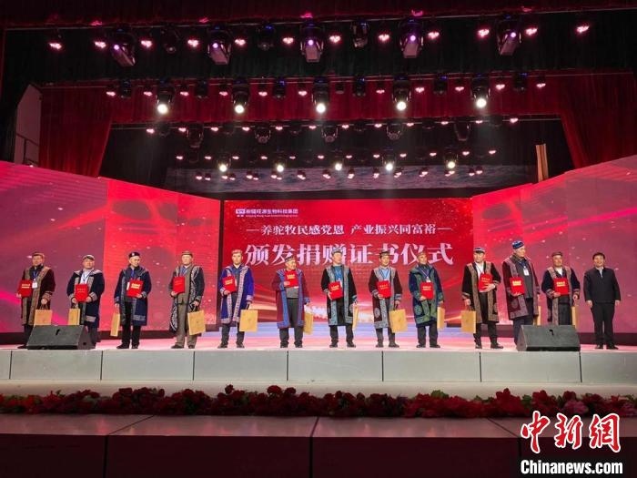 阿勒泰地區(qū)牧民靠企業(yè)的幫扶走上了致富道路。　郭靜琨 攝