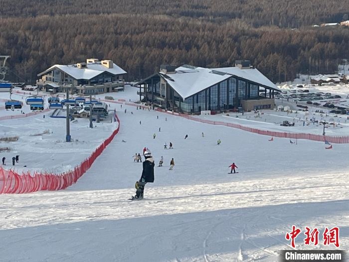 在吉林白山體驗滑雪的游客眾多?！⊙潡?攝