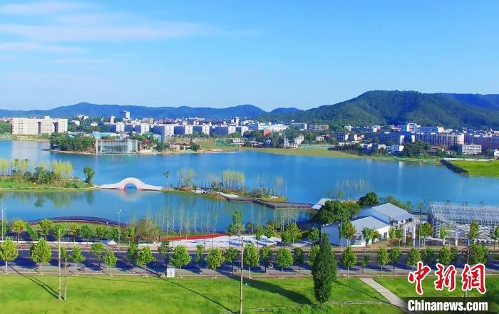 后湖藝術(shù)園?！√菩∏?攝