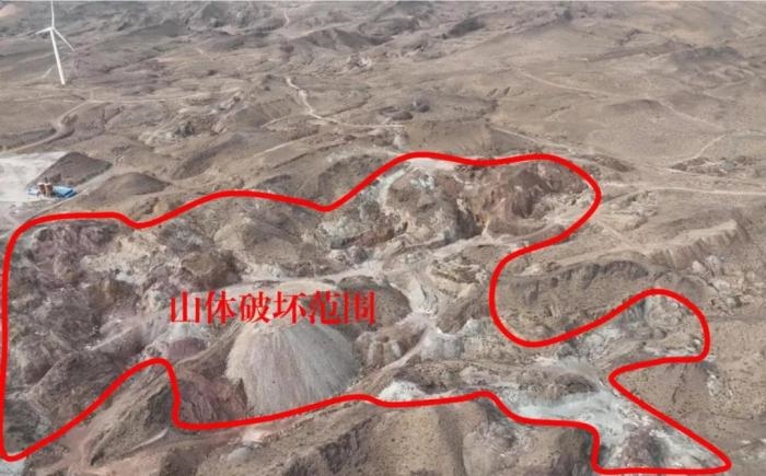 2021年12月12日，督察組使用無人機(jī)拍攝，中寧縣馬道梁北部歷史遺留礦山破壞山體面積達(dá)240余畝，現(xiàn)場(chǎng)滿目瘡痍、千瘡百孔
