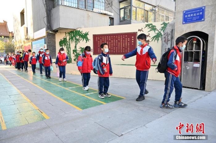 10月，呼和浩特市一所小學(xué)內(nèi)，學(xué)生間隔入校。 <a target='_blank' href='/'>中新社</a>記者 劉文華 攝