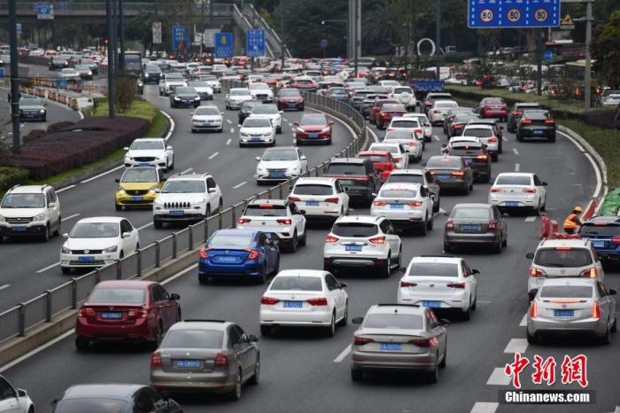 成都市劍南大道的早高峰，車輛排隊入城。張浪 攝