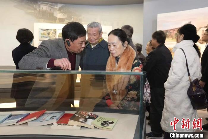 船政后裔在參觀新館?！￡悤造o 攝