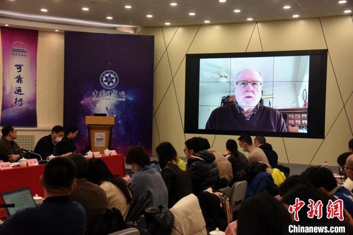 美國伊利諾伊大學(xué)教授理查德？克魯切爾通過視頻點評FAST測量星際磁場最新研究成果?！?lt;a target='_blank' href='/'>中新社</a>記者 孫自法 攝