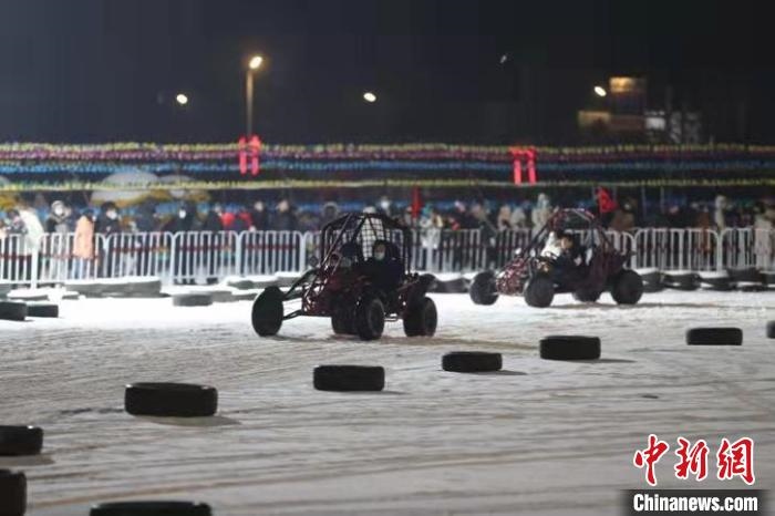 來(lái)吧，一起體驗(yàn)雪地越野車(chē)的刺激吧?！∮诤Ｑ?攝