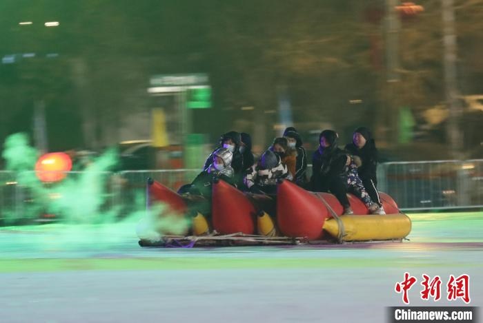 民眾沉醉在冰上香蕉船的快樂(lè)中?！∮诤Ｑ?攝