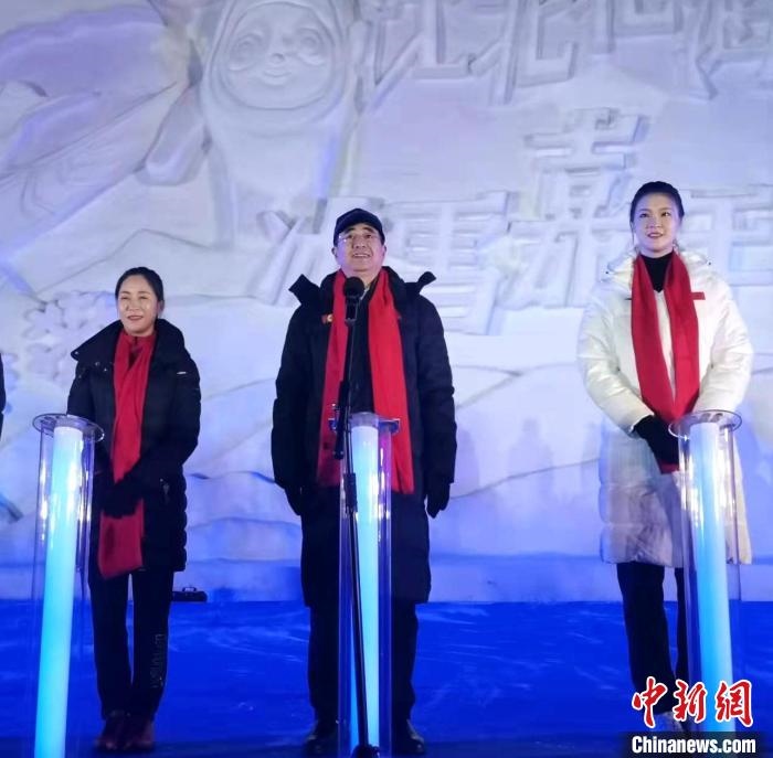 前女排國(guó)家隊(duì)隊(duì)長(zhǎng)奧運(yùn)冠軍惠若琪(右一)，中國(guó)女子田徑競(jìng)走奧運(yùn)冠軍王麗萍(左一)助陣當(dāng)晚活動(dòng)?！≮w桂華 攝