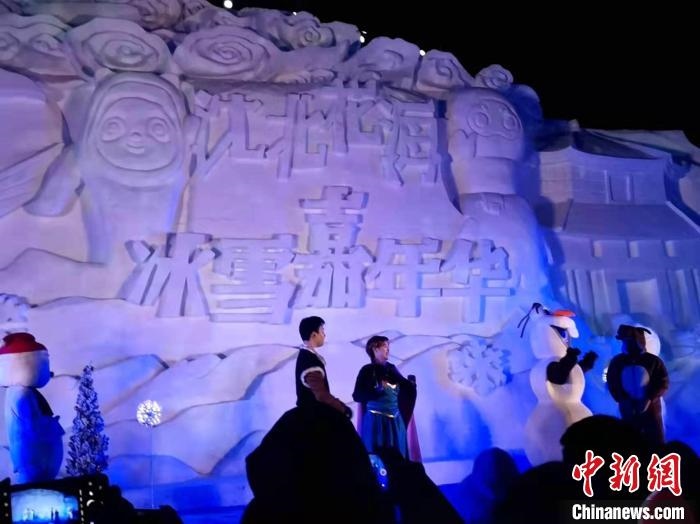活動(dòng)現(xiàn)場(chǎng)表演的《冰雪奇緣》很受歡迎。　趙桂華 攝