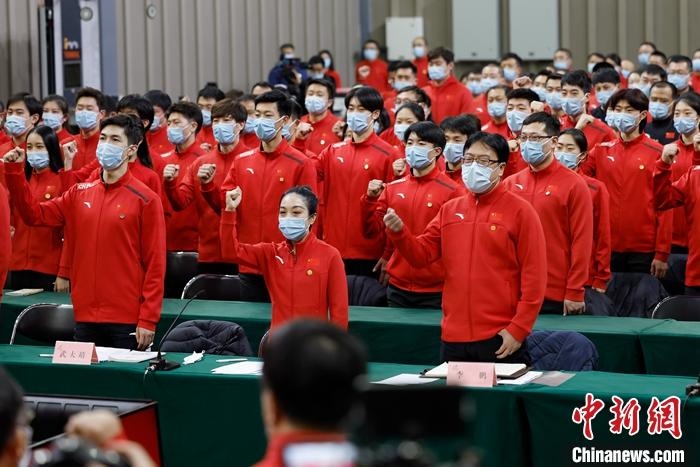 1月5日晚，全力沖刺北京冬奧學(xué)習(xí)座談會(huì)在北京舉行，座談會(huì)后，中國(guó)冰雪國(guó)家集訓(xùn)隊(duì)全體成員起立，齊聲高呼：“中國(guó)冰雪，加油！加油！加油！” <a target='_blank' href='/'>中新社</a>記者 富田 攝
