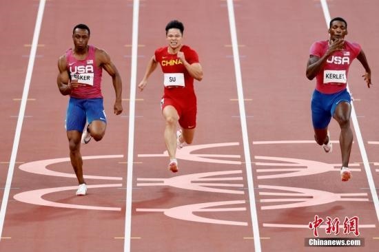 資料圖：北京時間8月1日晚，在東京奧運會男子百米決賽中，中國選手蘇炳添以9.98秒的成績獲得第六名，作為首位闖進奧運男子百米決賽的中國人，他再次創(chuàng)造了歷史。圖為蘇炳添在比賽中。<a target='_blank' href='/'>中新社</a>記者 富田 攝
