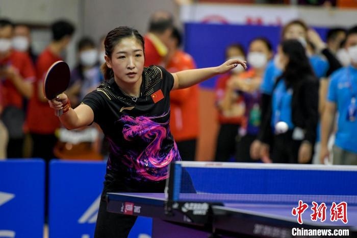 劉詩雯在2021年全國乒乓球“業(yè)余球王”總決賽中與選手互動交流球技?！●樤骑w 攝