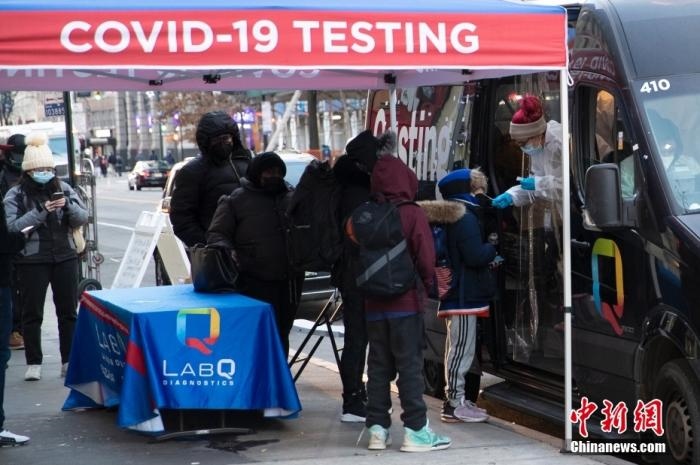 當?shù)貢r間1月4日，美國紐約一處新冠病毒檢測站為居民做檢測。<a target='_blank' href='/'>中新社</a>記者 廖攀 攝