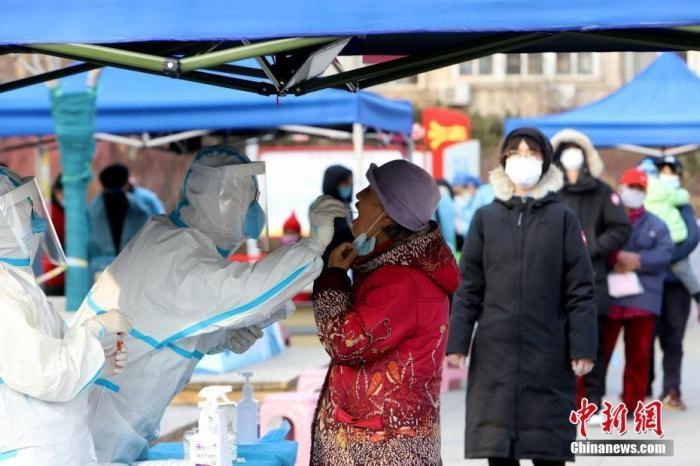 資料圖：1月9日，天津市南開大學(xué)西南村，社區(qū)組織市民進(jìn)行核酸檢測。 <a target='_blank' href='/'>中新社</a>記者 張道正 攝
