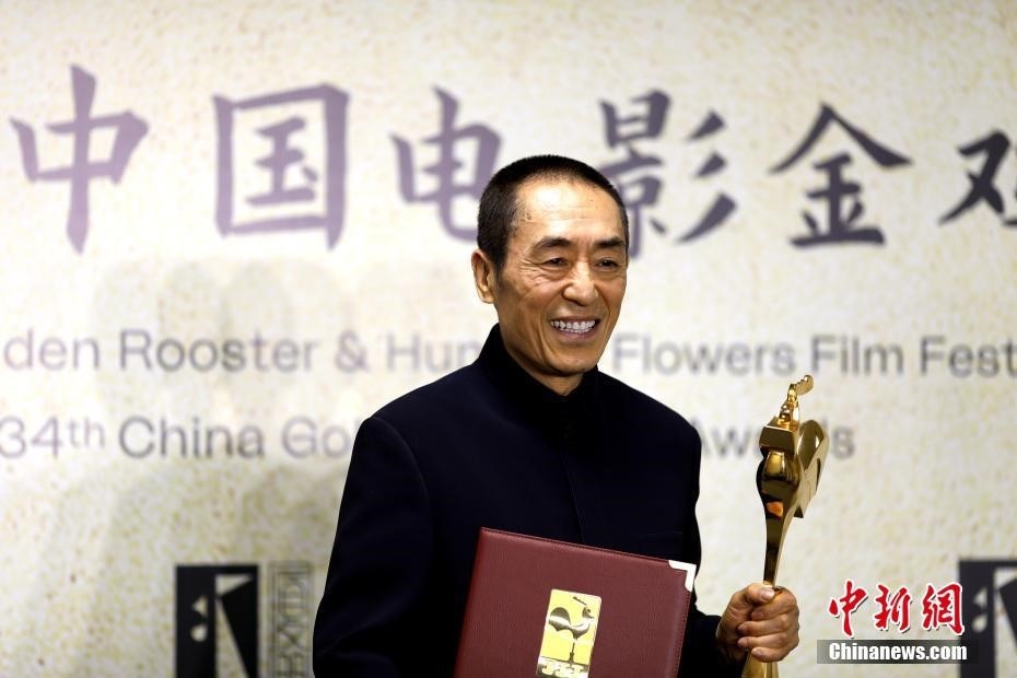 (資料圖：張藝謀以執(zhí)導《懸崖之上》榮膺最佳導演獎。 <a target='_blank' href='/'>中新社</a>記者 呂明 攝)